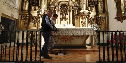 Dos operarios aplican el georradar sobre el piso de la iglesia de Las Trinitarias cuyo subsuelo aloja la cripta abierta ayer.