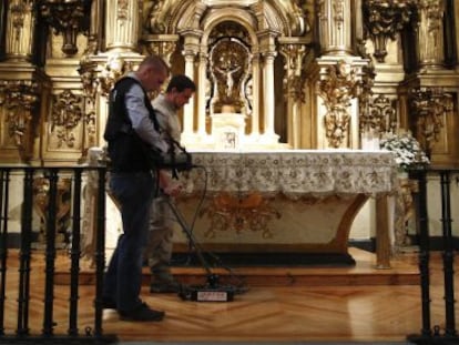 Dos operarios aplican el georradar sobre el piso de la iglesia de Las Trinitarias cuyo subsuelo aloja la cripta abierta ayer.