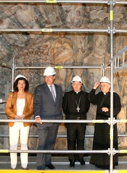 Ánxela Bugallo, José María Arias, Julián Barrio y José María Díaz, ayer, subidos al andamio del Pórtico.