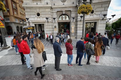 El listado de las oficinas que abrirán hasta las doce de la noche se publicará este miércoles en los canales corporativos y redes sociales de Correos. Se trata de una medida adicional a las ya anunciadas después de comprobar que "se han duplicado las visitas en los últimos días". Una multitud espera su turno en la fila de la sede de correos de Granada.