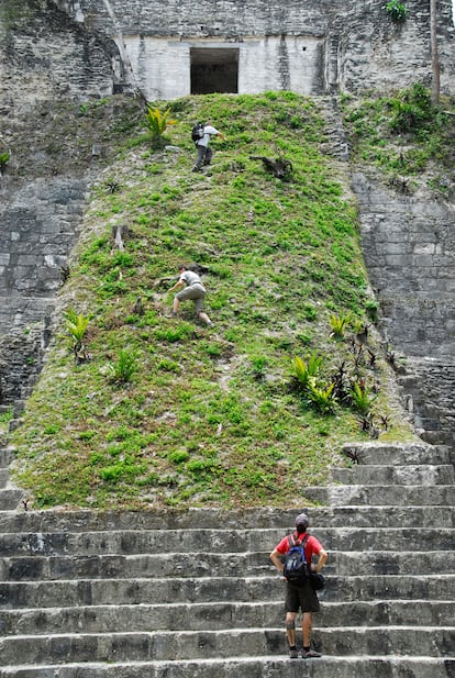 Las escaleras del templo E, en las ruinas de Nakum.