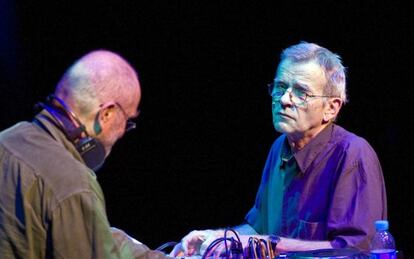 A la izquierda, Roedelius, y a la derecha, Dieter Moebius miembros de Cluster, en febrero de 2010.