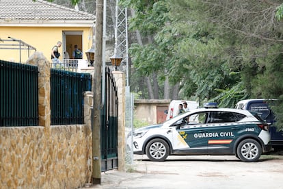 Miembros de la Guardia Civil trabajan en la vivienda donde tuvo lugar el crimen machista de Buñol (Valencia), este sábado. 