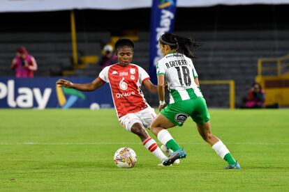 Heidy Mosquera, de Santa Fe, y Nairelis Gutierrez, de Atlético Nacional, disputan el balón durante un encuentro de la liga, el pasado 14 de junio.