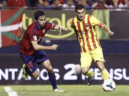 Alejandro Arribas intenta arrebatar el balón a Pedro.