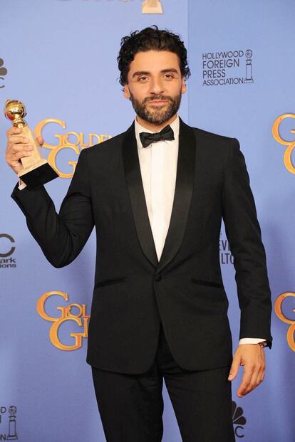 Oscar Isaac con su Globo de Oro por ‘Show me a Hero’.