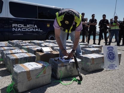 Fardos de 30 pastillas de cocaína de un kilo del velero 'Wall Street'.