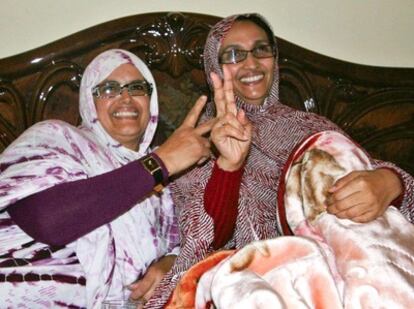 Las activistas saharauis Elghalia Djimi y Aminatu Haidar (derecha), en la casa de Haidar en El Aaiún.