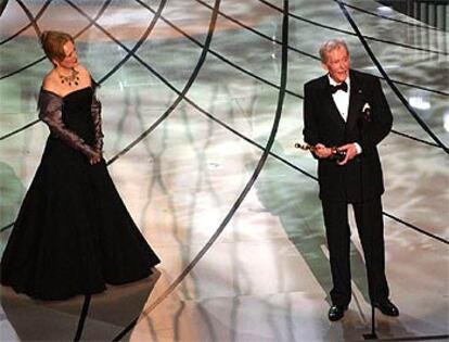 Meryl Streep observa a Peter O'Toole tras entregarle un oscar honorífico por toda su carrera en el celuloide.