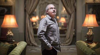 Andreu Carranza, guanyador del premi Pla, oblida les lleis pròpies de les novel·les.