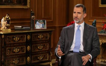 El Rey Felipe VI, durante su mensaje de Navidad desde el Palacio de La Zarzuela.