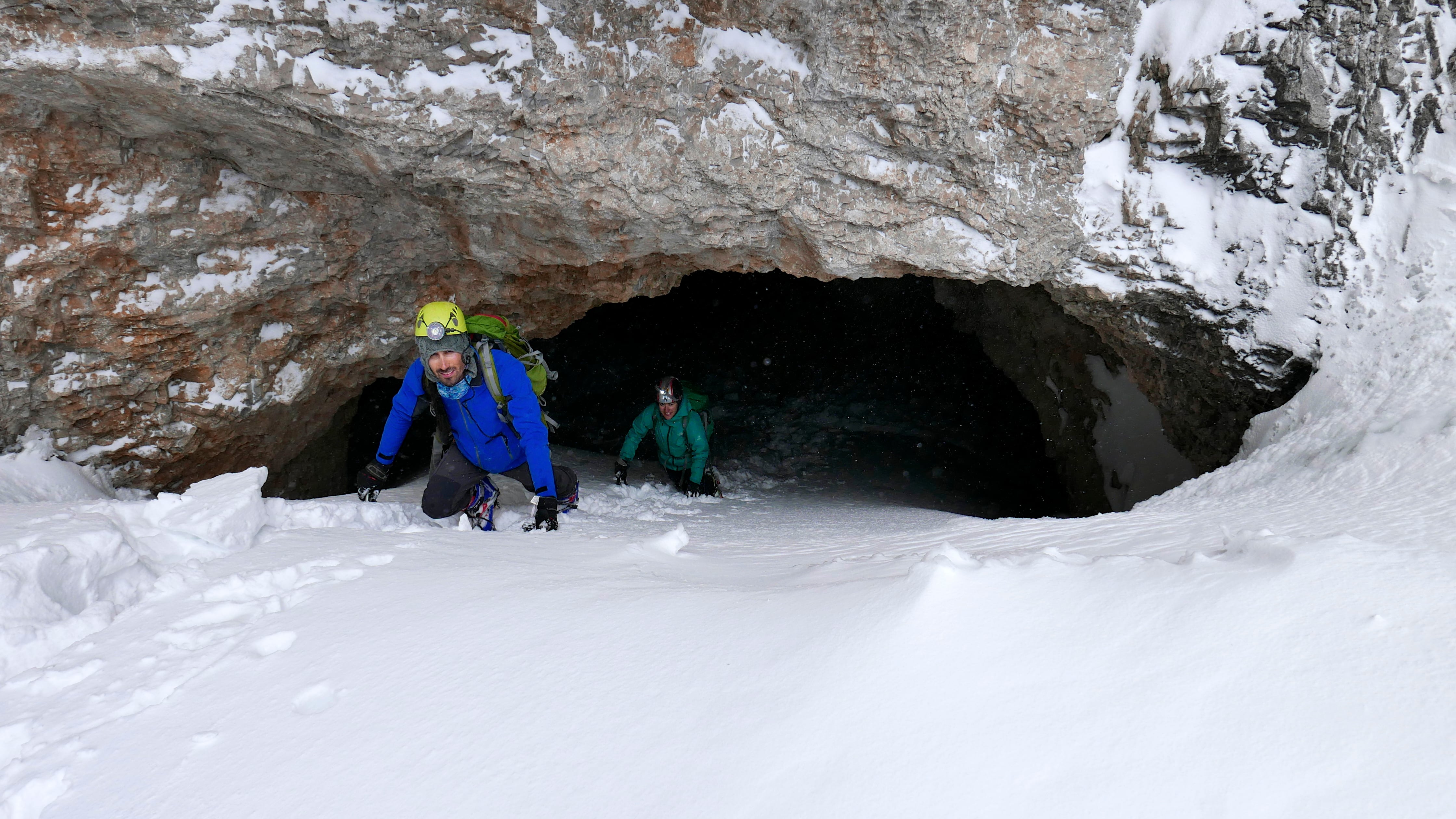 Miguel Bartolomé y María Leunda salen de una cueva helada en los Pirineos.