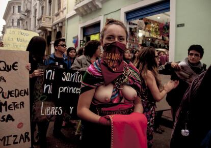 “Vengo de mujeres de montaña, mujeres de páramo, mujeres de papas y de maíz. Vengo de mujeres conectadas con la tierra. SOY MUJER y llevo conmigo todas las cosas bellas y también el sufrimiento de las mujeres que me antecedieron. Mujeres que con una sonrisa acallaron abusos, humillaciones e injusticias, maltrato tanto de su pareja como de la sociedad. Estoy aquí para sanarlas y para sanarme, para soltar y crear de nuevo”. Sisa (en la imagen), que significa flor en kichwa, es mujer, bailarina y cantante de música medicina. Ella tiene 21 años y marcha contra una sociedad violenta que ha usurpado la felicidad y la sonrisa de los cuerpos de mujeres y hombres. Sisa decidió marchar con sus pechos descubiertos porque representan la responsabilidad que las mujeres llevan en la crianza, en el "amamantar hombres y mujeres de bien".