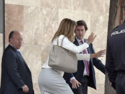 Cospedal tropieza a la salida del juzgado.