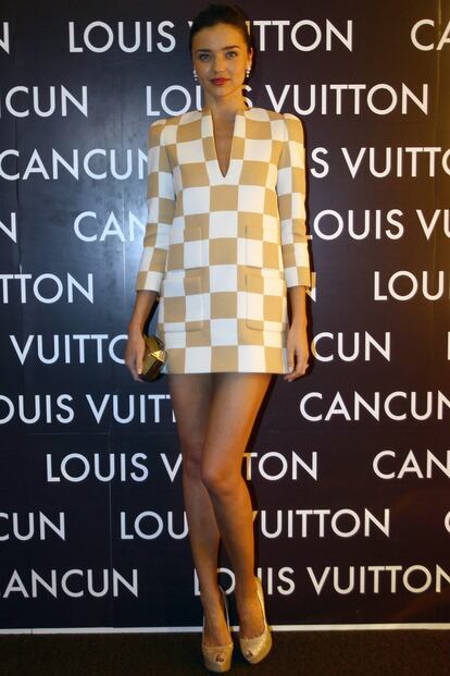 Miranda Kerr se atrevió con este mini vestido de la próxima colección de Louis Vuitton, la preferida de las celebrities.