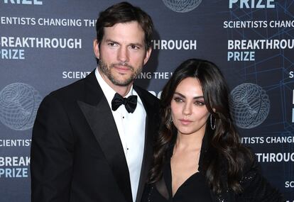 Ashton Kutcher y Mila Kunis, en la novena ceremonia anual del Premio Breakthrough, el 15 de abril de 2023 en Los Ángeles (California).