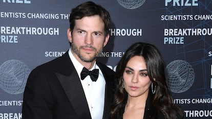 Ashton Kutcher y Mila Kunis, en la novena ceremonia anual del Premio Breakthrough, el 15 de abril de 2023 en Los Ángeles (California).