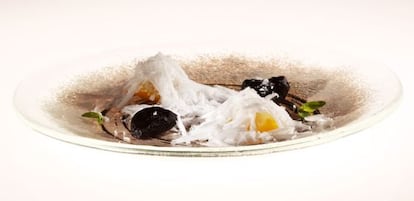 Plato yuzu con virutas de coco y ajo negro del restaurante elBulli.