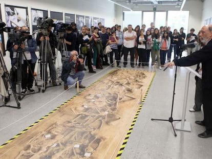 El forense Francisco Etxeberria ayer durante la inauguración de la exposición.