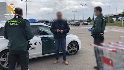 Agentes, con el sancionado, en el momento de los hechos
GUARDIA CIVIL LA RIOJA
25/03/2020
