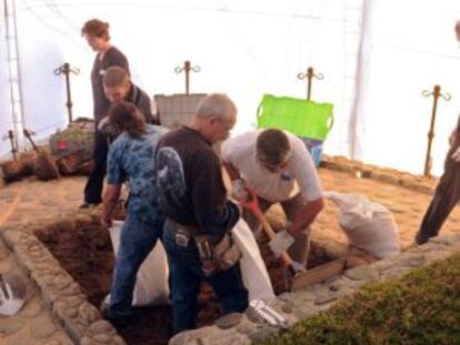 Miembros del serivicio médico legal llevan a cabo la exhumación de los restos del Poeta Pablo Neruda este lunes 8 de abril.