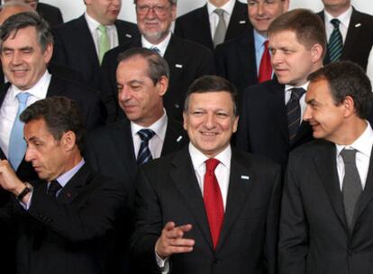 Sarkozy, Barroso y Zapatero (en primera fila, de izquierda a derecha), hoy en la cumbre de la UE en Bruselas