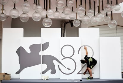 Un trabajador instalaba ayer el logotipo del 82º Festival de Cine de Venecia en la víspera del inicio del certamen. 