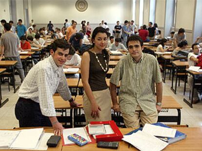 Alumnos del último curso de ingeniería industrial de ICAI en época de exámenes.