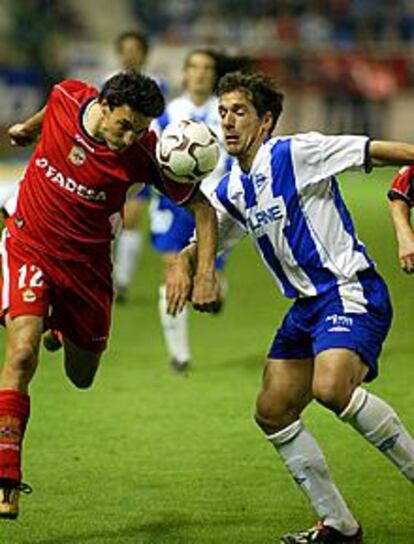 Scaloni, del Depor (izda.) y Tellez luchan por el balón.