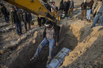 Una retroexcavadora transporta a un hombre después de que haya ayudado a colocar en una tumba el ataúd que contenía el cuerpo de Vicenta Panduro Panduro, de 87 años, en el cementerio de Carabayllo. Perú se ha convertido en el país con mayor tasa de mortalidad al sobrepasar a Bélgica. El país del norte de Europa cuenta con 85,5 fallecidos por cada 100.000 habitantes, entre una población de algo más de 11,5 millones; la de Perú es de 85,8 por cada 100.000 personas, en una población de 36 millones.