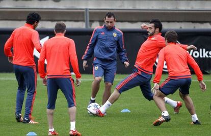 Negredo, segundo por la derecha, en el entrenamiento del Valencia. 