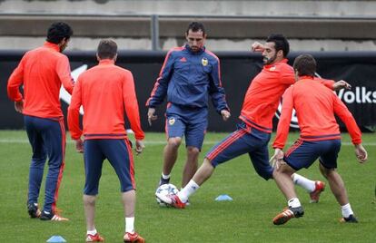 Negredo, segundo por la derecha, en el entrenamiento del Valencia.