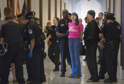 El nuevo texto también propone eliminar el impuesto que el 'Obamacare' introdujo sobre las rentas altas de forma retroactiva. En la imagen, una manifestante es detenida por la policía del Capitolio, Washington.