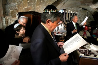 Ceremonia de consagración de la Torä en la Sinagoga Mayor de Barcelona, en 2006.