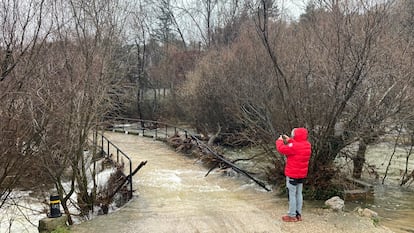 Crecida del Río Manzanares a su paso por Manzanares el Real debido a las últimas lluvias.