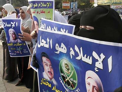 Mujeres egipcias portan carteles con el rostro de la única mujer incluida en las listas de los Hermanos Musulmanes.