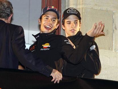 El piloto español Marc Márquez, en el centro, campeón mundial de Moto2, acompañado por su hermano Alex, en el homenaje que le han tributado en Cervera.