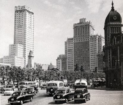 Entre 1947 y 1957 se levantaron los dos grandes rascacielos de la plaza de España: el Edificio España y la Torre de Madrid. El primero (en el centro) fue en su momento el más alto de Europa con 26 pisos.