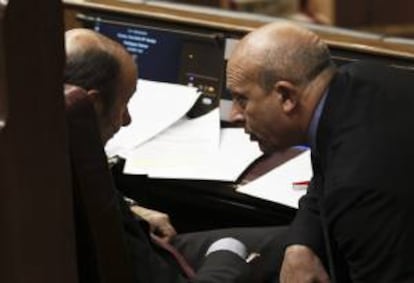 El ministro de Educación, Cultura y Deporte, José Ignacio Wert (d), conversa con el líder del PSOE, Alfredo Pérez Rubalcaba (i) durante la sesión de control al Gobierno, esta mañana en el Congreso de los Diputados.