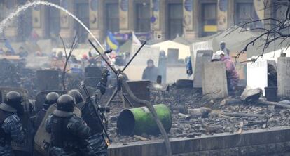 Policías antidisturbios y opositores se enfrentan este miércoles en Kiev.