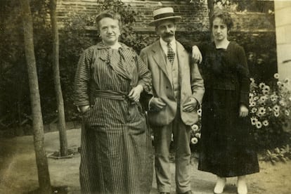 Fotografía de los padres de Alameda (primera y segundo por la izquierda), tomada en Aravaca y perteneciente al álbum que fue realizando desde 1917.