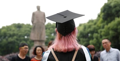 Una estudiante recién graduada.  
 