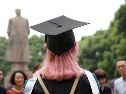 Una estudiante recién graduada.  
 