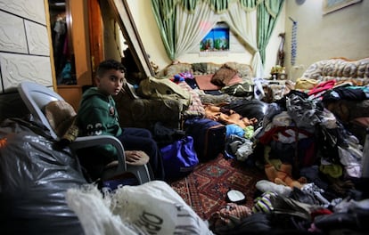 Un niño permanece sentado en una de las habitaciones de su casa, tras una redada israelí en varias viviendas del campo de refugiados de Balata (Nablús), el pasado 3 de enero.