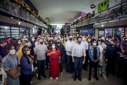 Participantes do evento 'Slum Summit 2021' cantam o hino nacional Paraisópolis, São Paulo. 