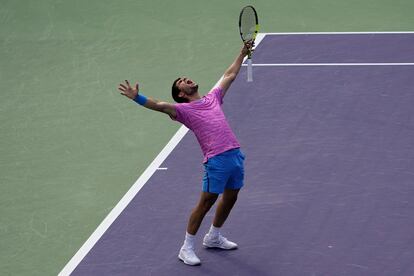 Alcaraz celebra su victoria contra Medvedev en la final de Indian Wells.