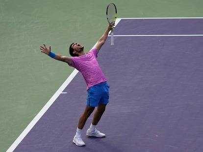 Alcaraz celebra su victoria contra Medvedev en la final de Indian Wells.