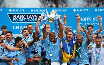 Los jugadores del Manchester City celebran el titulo