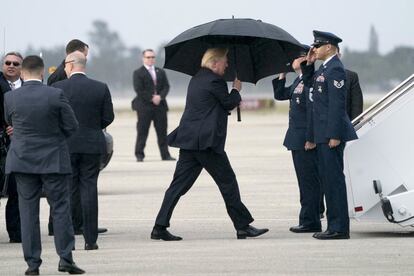 El presidente de EEUU, Donald Trump, pasó en su mansión de Florida el fin de semana largo por la festividad de Martin Luther King. Aquí lo vemos este lunes sosteniendo un amplio paraguas a punto de subir al Air Force One para regresar a Washington.