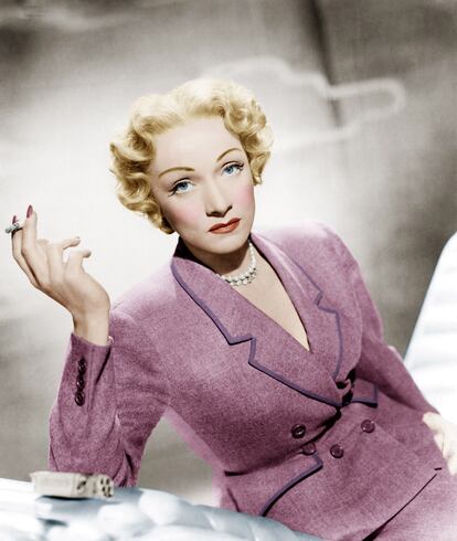 Marlene Dietrich con el traje Acacias de Christian Dior de su colección primavera/verano de 1949 usado en la película 'Pánico en la escena' de Alfred Hitchcock de 1950.